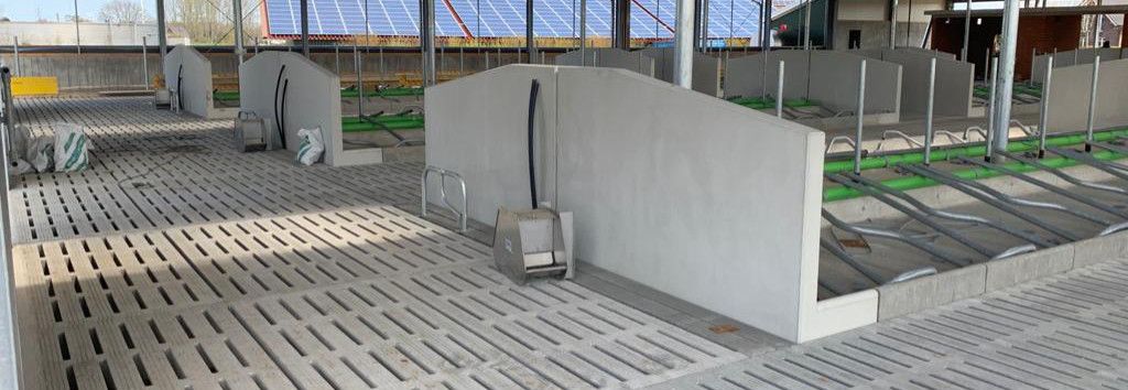 Nieuwe 6-rijige boxenstal met onze vloerelementen, boxdekken en eindligboxwanden in Duitsland