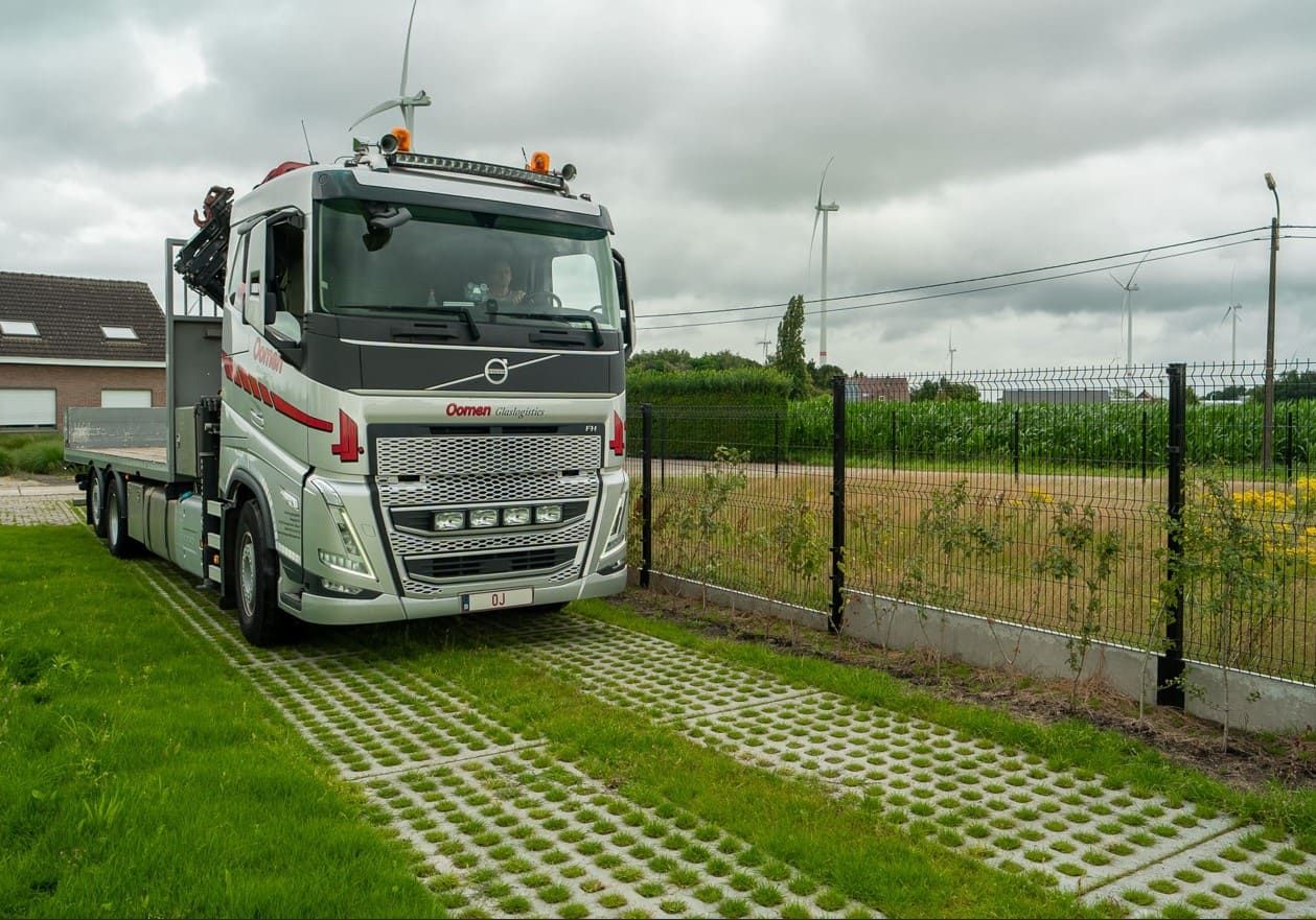 Onze waterdoorlatende HYDRO-Platen als oprijpad bij Transport Oomen in Hoogstraten