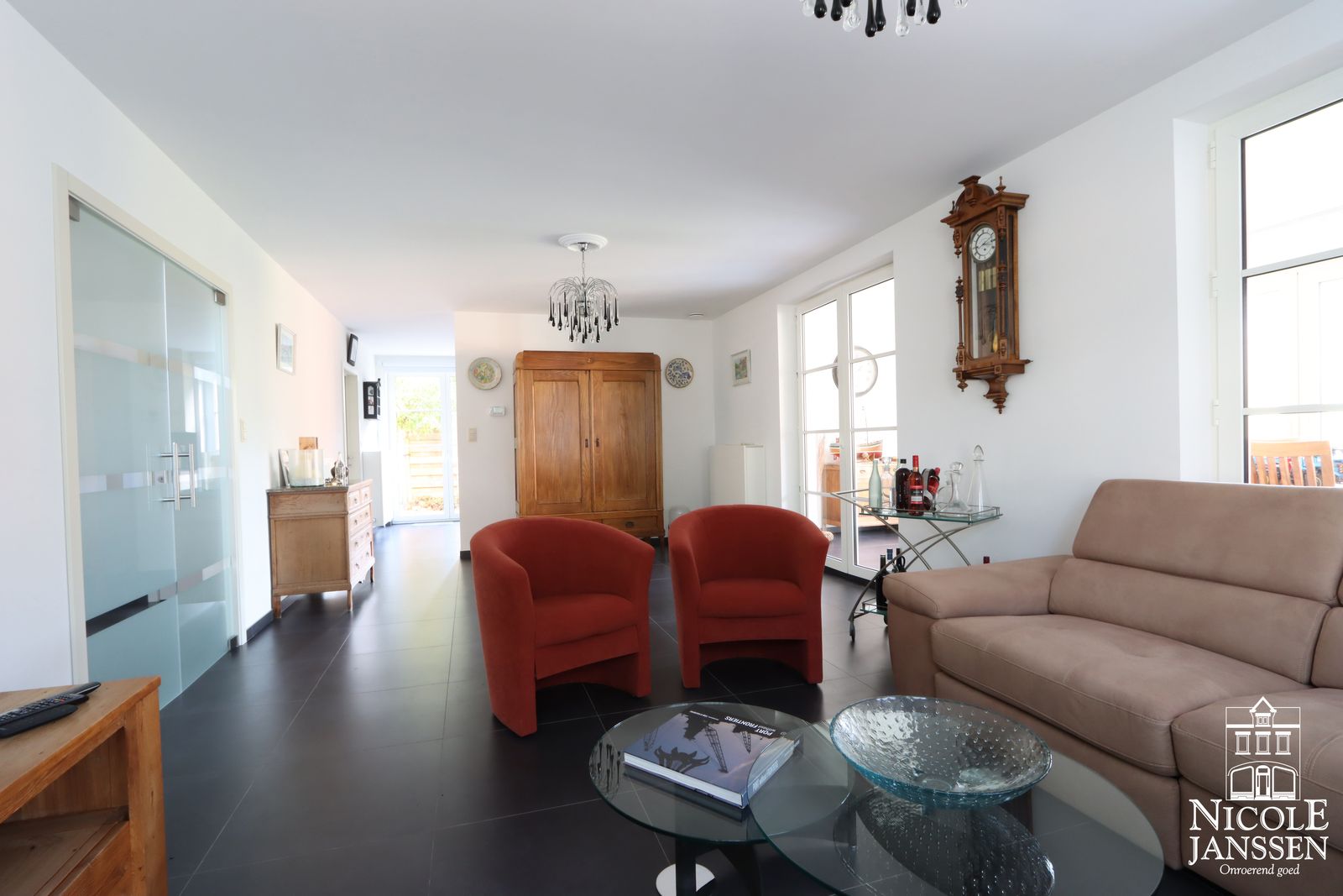 7 Nicole Janssen - huis te koop - Meester Dreesenstraat 10 te Lanklaar - leefruimte2.jpg