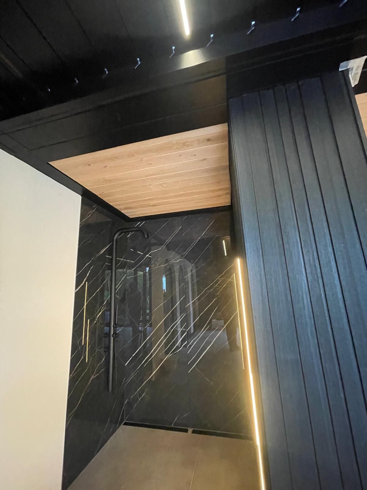 ingewerkte doucheruimte onder vast EPDM dak