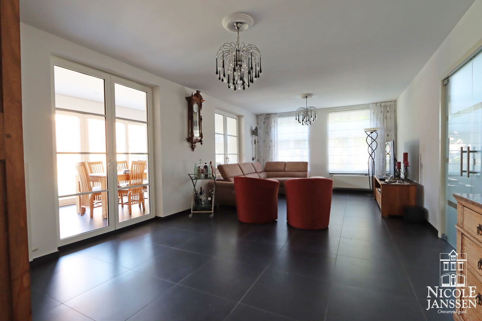 8 Nicole Janssen - huis te koop - Meester Dreesenstraat 10 te Lanklaar - leefruimte4.jpg