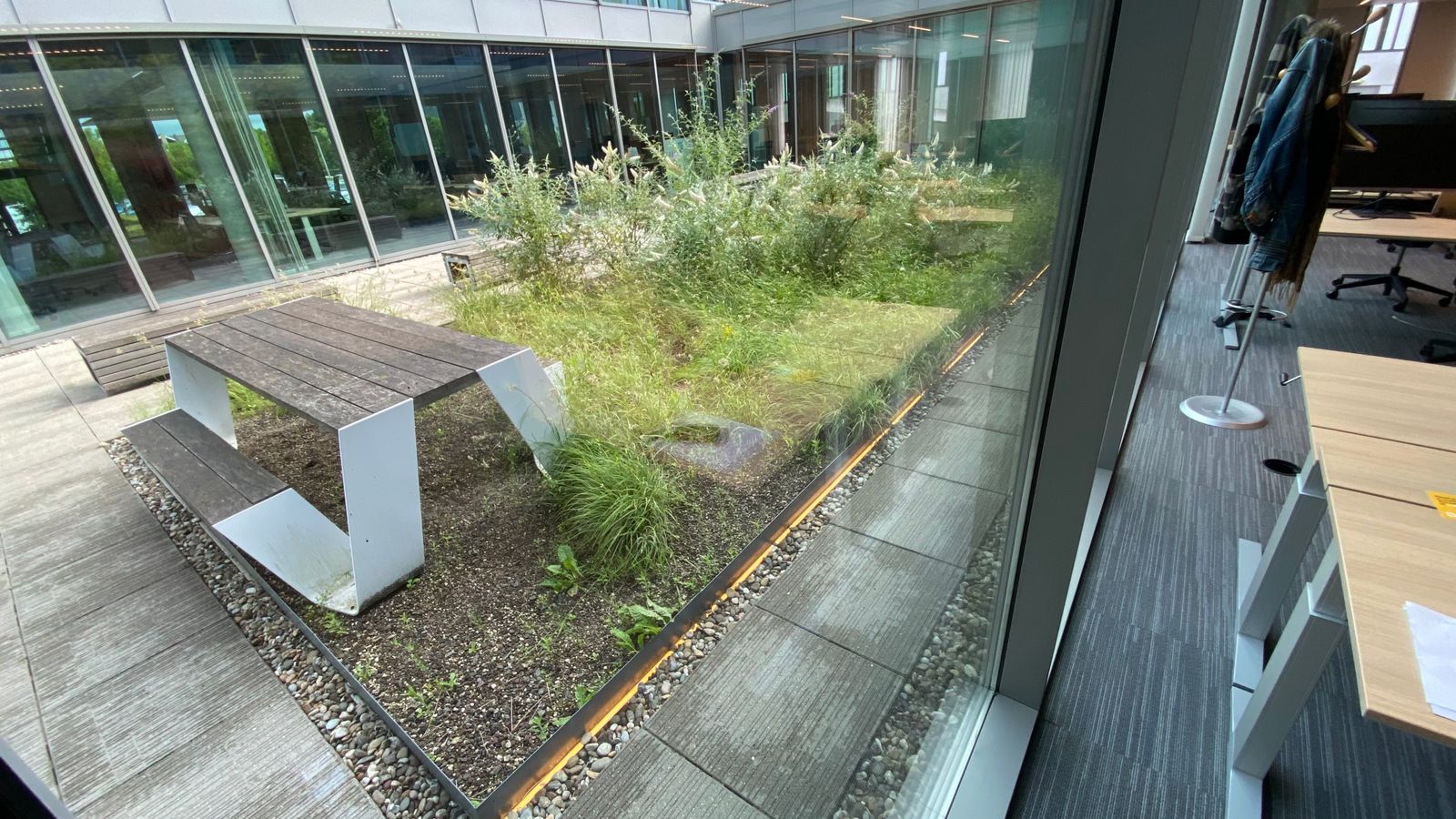 Dit terras werd geplaatst in een kantoor gebouw te  Mechelen.