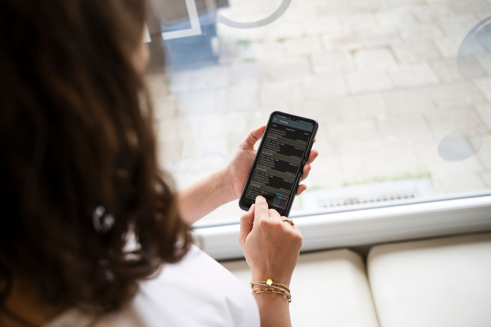 Schoonmaakmedewerker van VHV Cleaning voert professionele schoonmaak in Antwerpen uit.