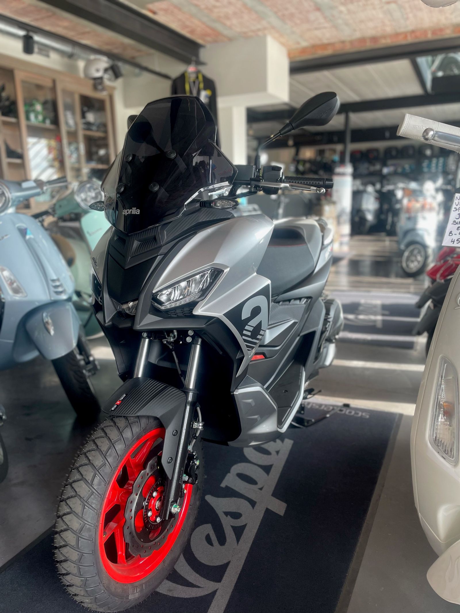 Aprilia sr gt  grijs voor.jpg