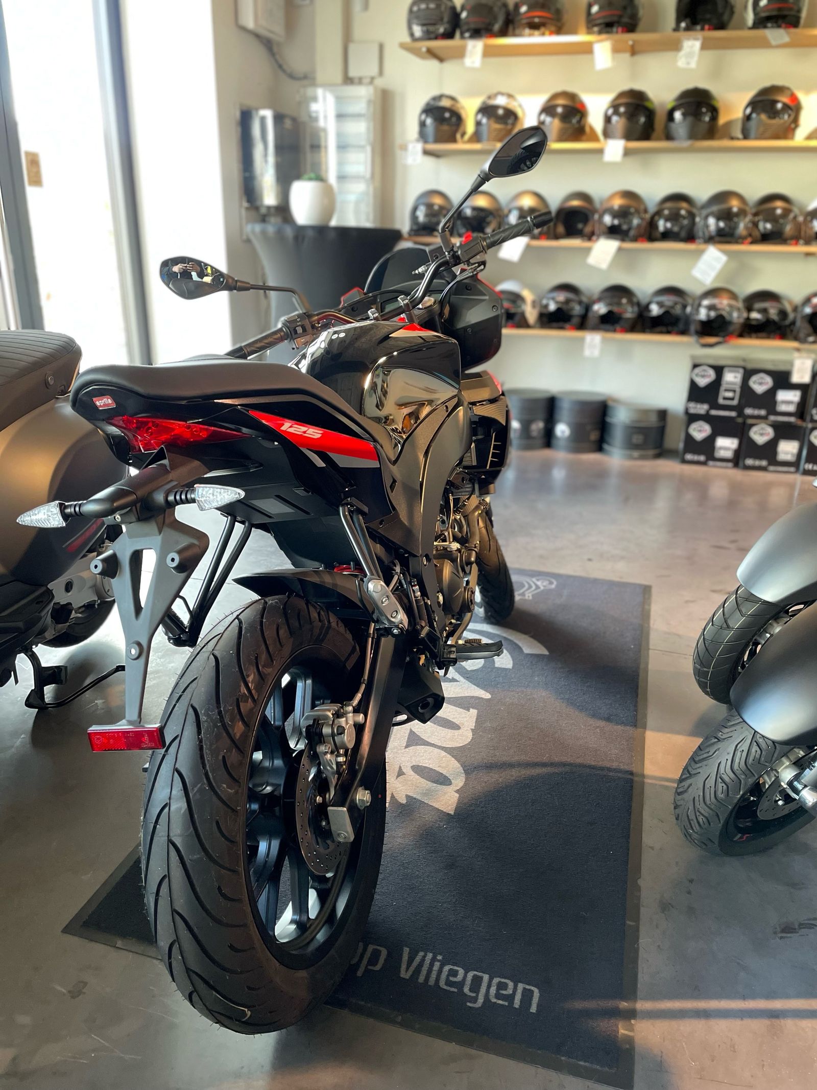 Aprilia tuono 125 achter zij aanzicht.jpg