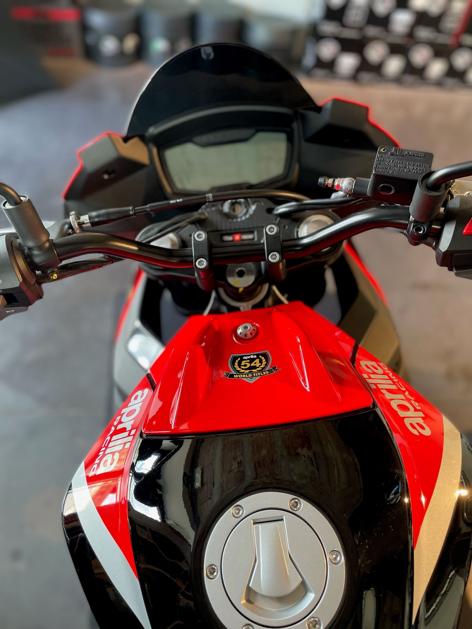 Aprilia tuono 125 stuur aanzicht.jpg