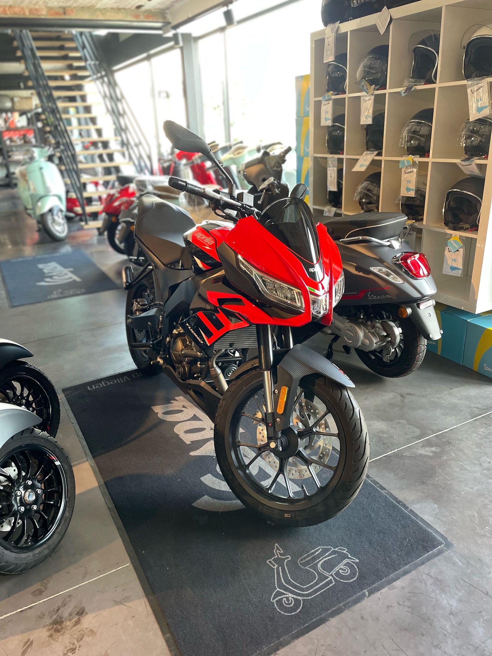 Aprilia tuono 125 voor zij aanzicht.jpg
