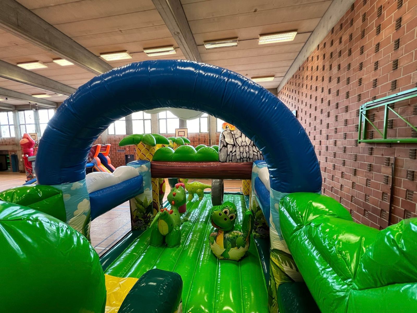 Attractie-jurassic-park (2).jpg