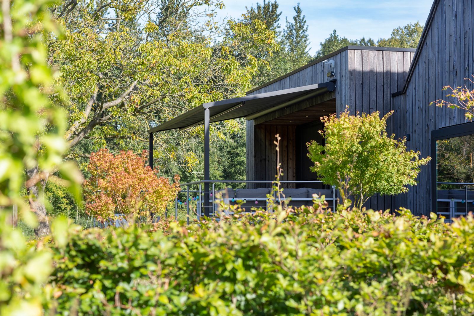 Kijk hoe mooi de eenvoudige B128 Pergola terrasoverkapping kan zijn! U krijgt de LED verlichting in de steunbalk tijdelijk aan de helft van de prijs.