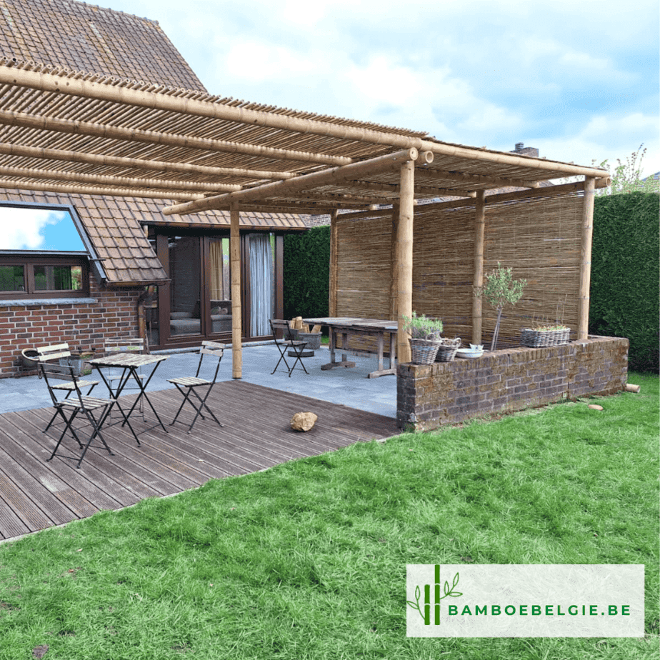 Bamboe pergola op terras geplaatst