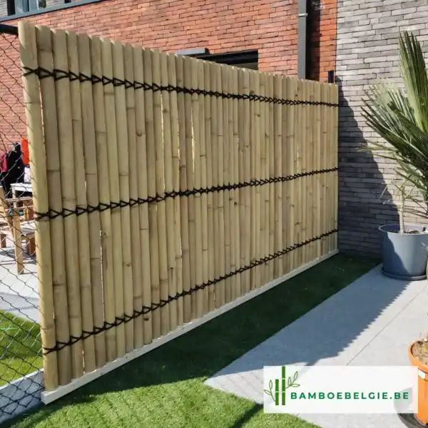Bamboescherm halfrond tegen bestaande omheining plaatsen