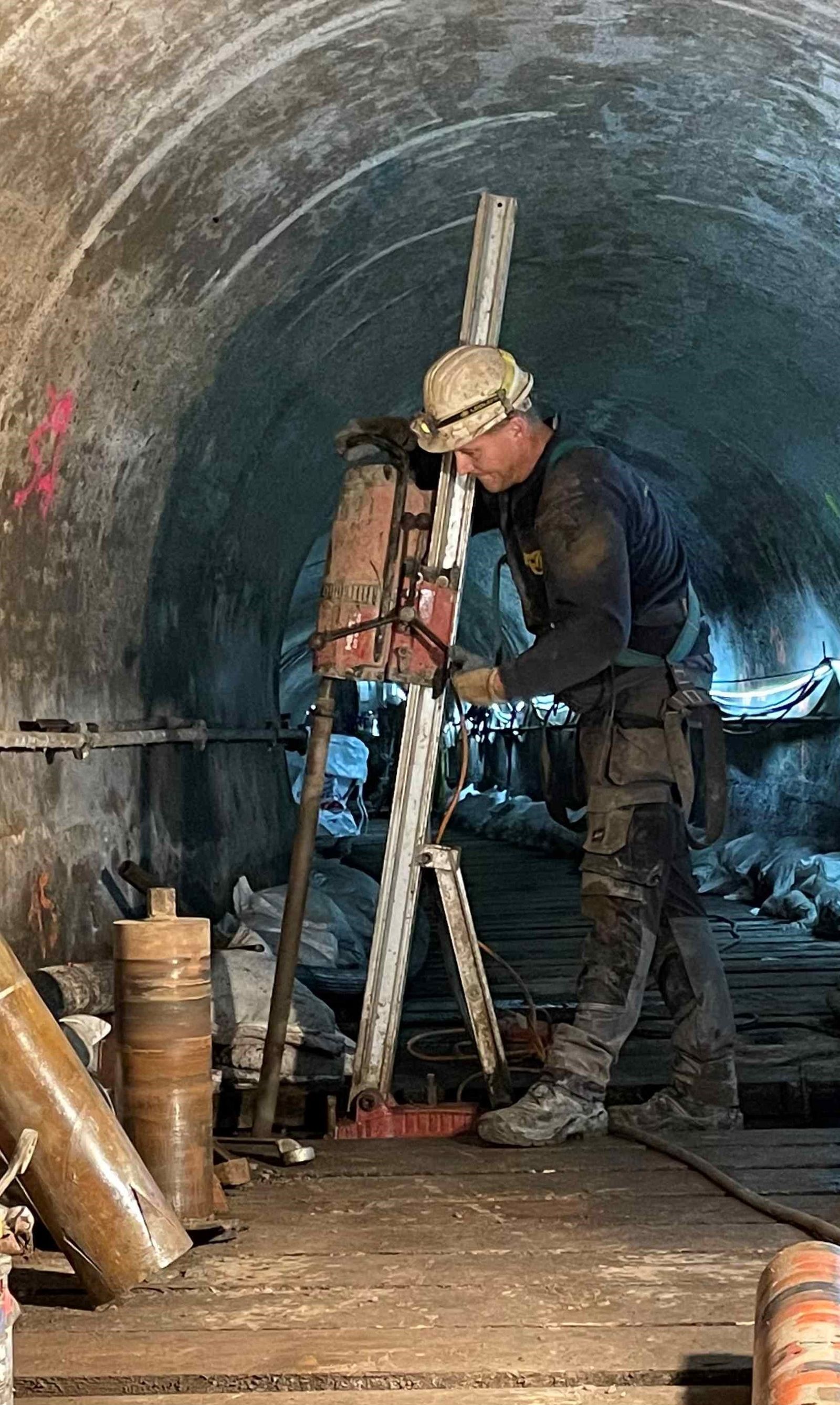 Schuine betonboring in vloer