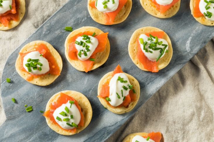 Blini's met gerookte zalm, zure room en dille