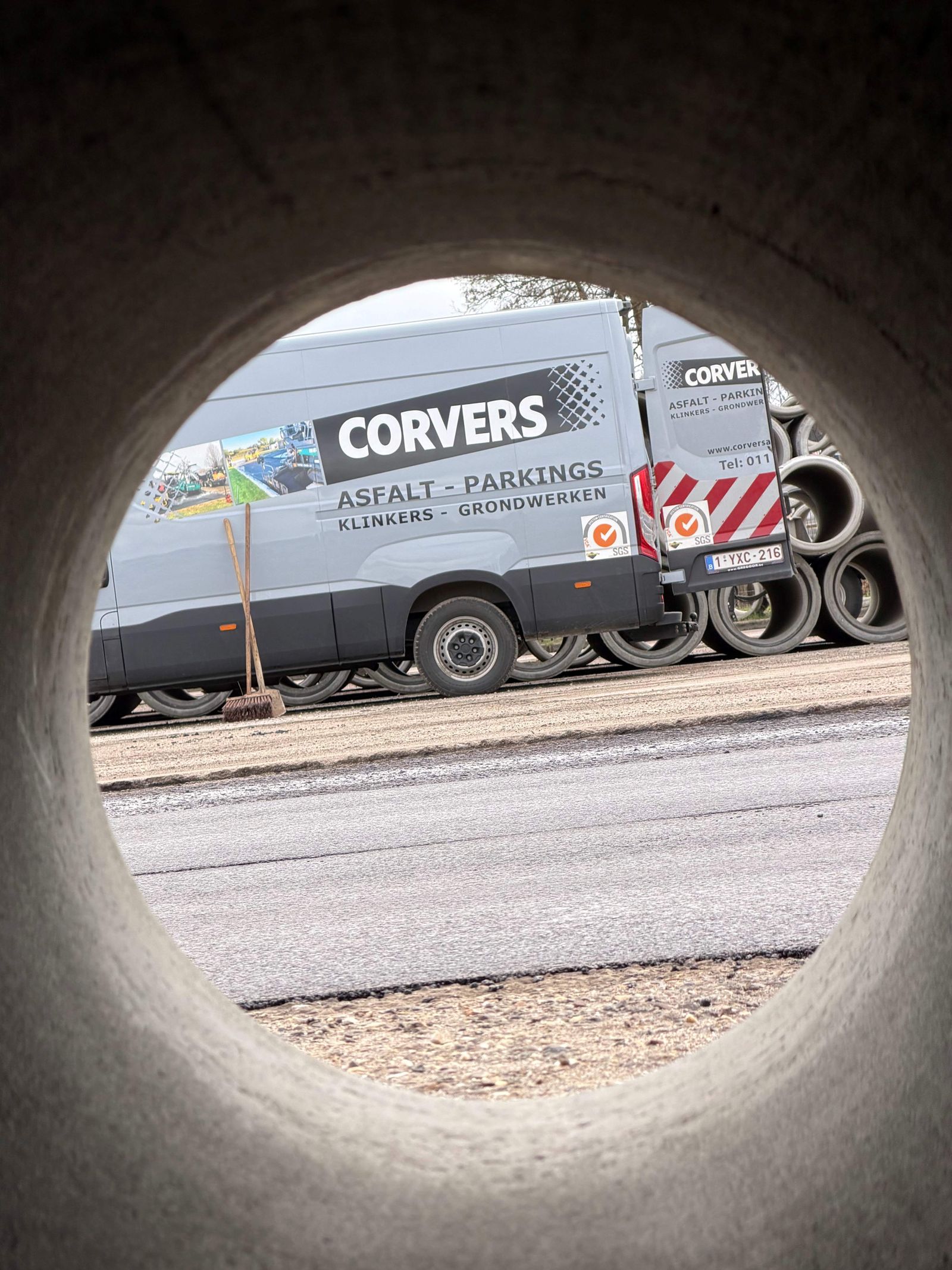 Het verschil in belasting en onderhoud tussen klinkers en asfalt