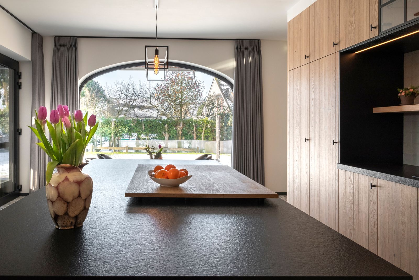 Moderne maatkeuken met zicht op tuin