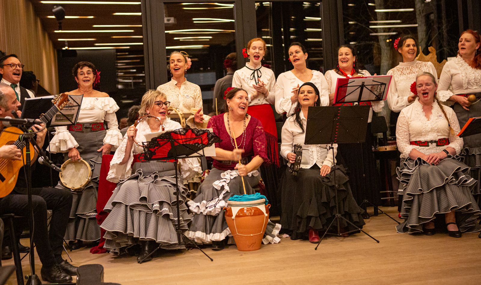 Op de zondagen 10 en 17 december zingt het huiskoor Savia Flamenca kerstliedjes. Kom luisteren en meezingen vanaf 16u