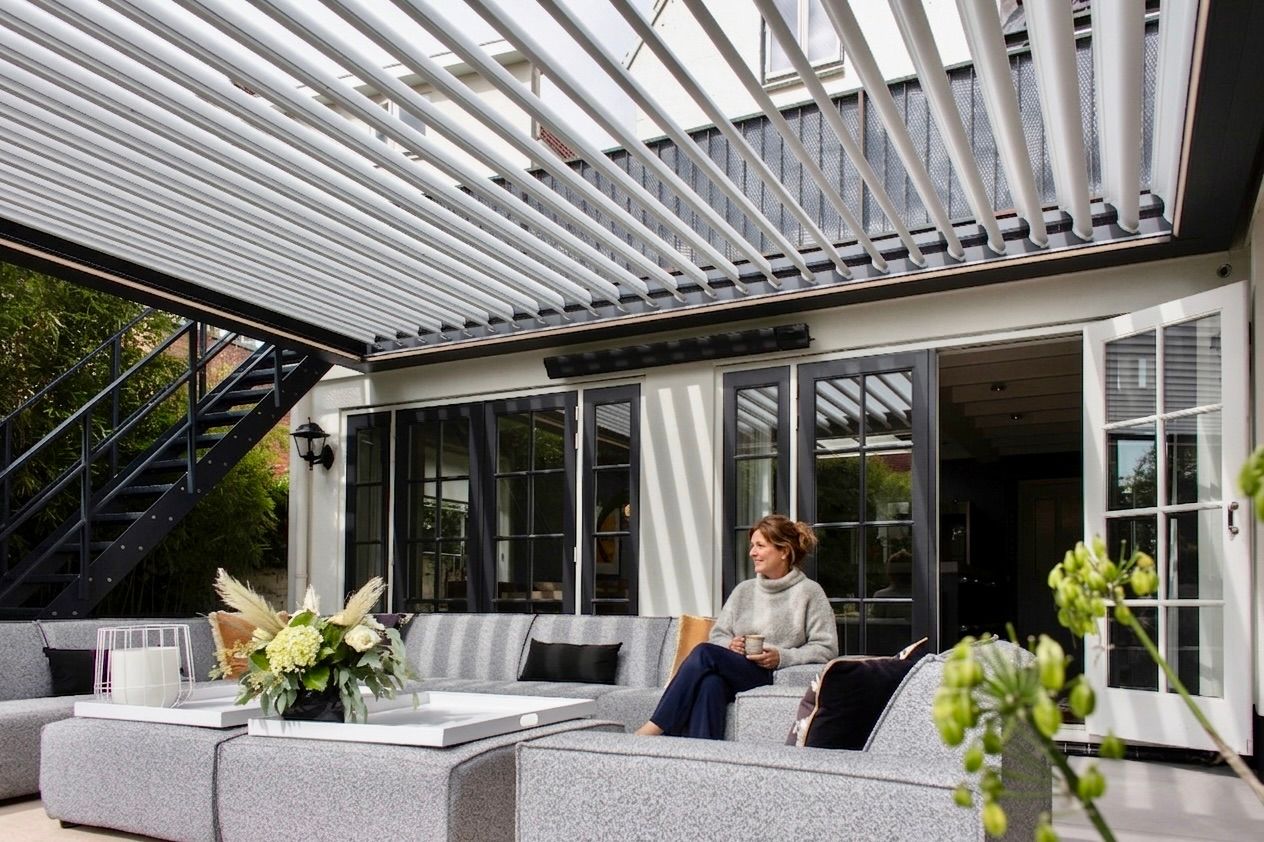 Geniet u ook zo van die eerste zonnige dagen? Een terrasoverkapping (losstaand of aangebouwd) zorgt voor een heerlijk vakantiegevoel in eigen tuin. Laat u inspireren in onze binnen- en buitentoonzaal en profiteer van de lentepromoties. (Klik op de foto om ze te ontdekken.)