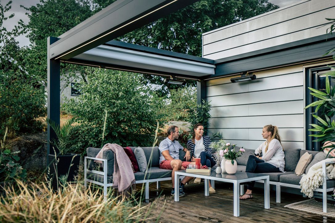 Kijkt u ook al uit naar lange avonden in de tuin? Een terrasoverkapping (losstaand of aangebouwd) zorgt voor een heerlijk vakantiegevoel in eigen tuin. Laat u inspireren in onze binnen- en buitentoonzaal en profiteer nog van de lentepromoties. (Klik op de foto om ze te ontdekken.)