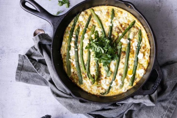 Frittata met geitenkaas, asperges en Gandaham