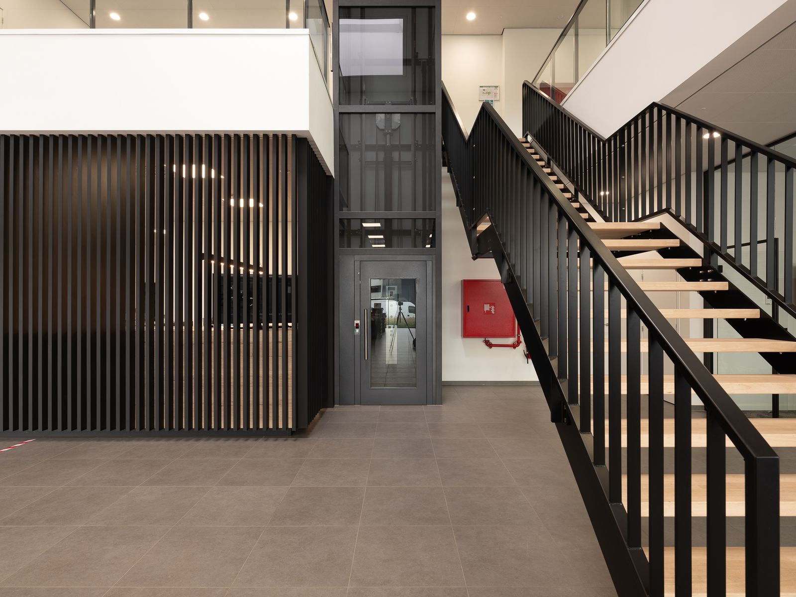 Homelift (hydraulisch met glazen liftschacht) voor Bolckmans te Weelde.