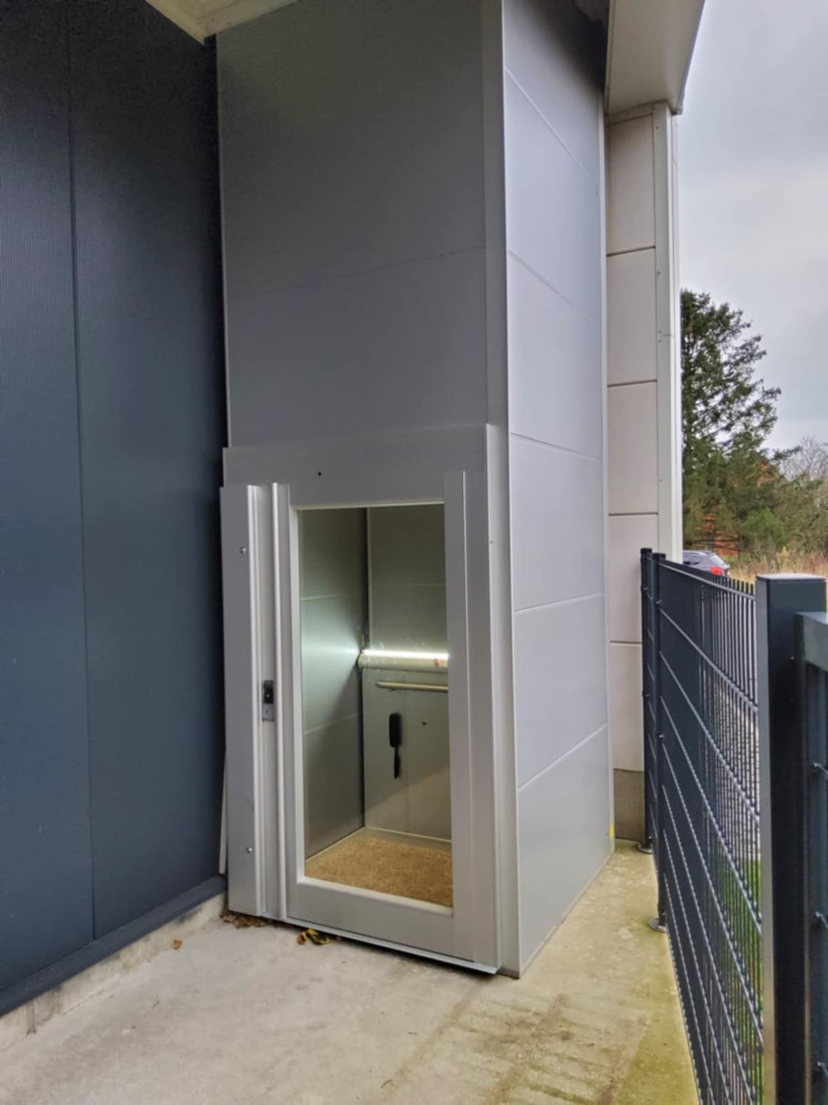 Homelift (platformlift SB200 Barduva) voor Renault Garage te Bilzen.