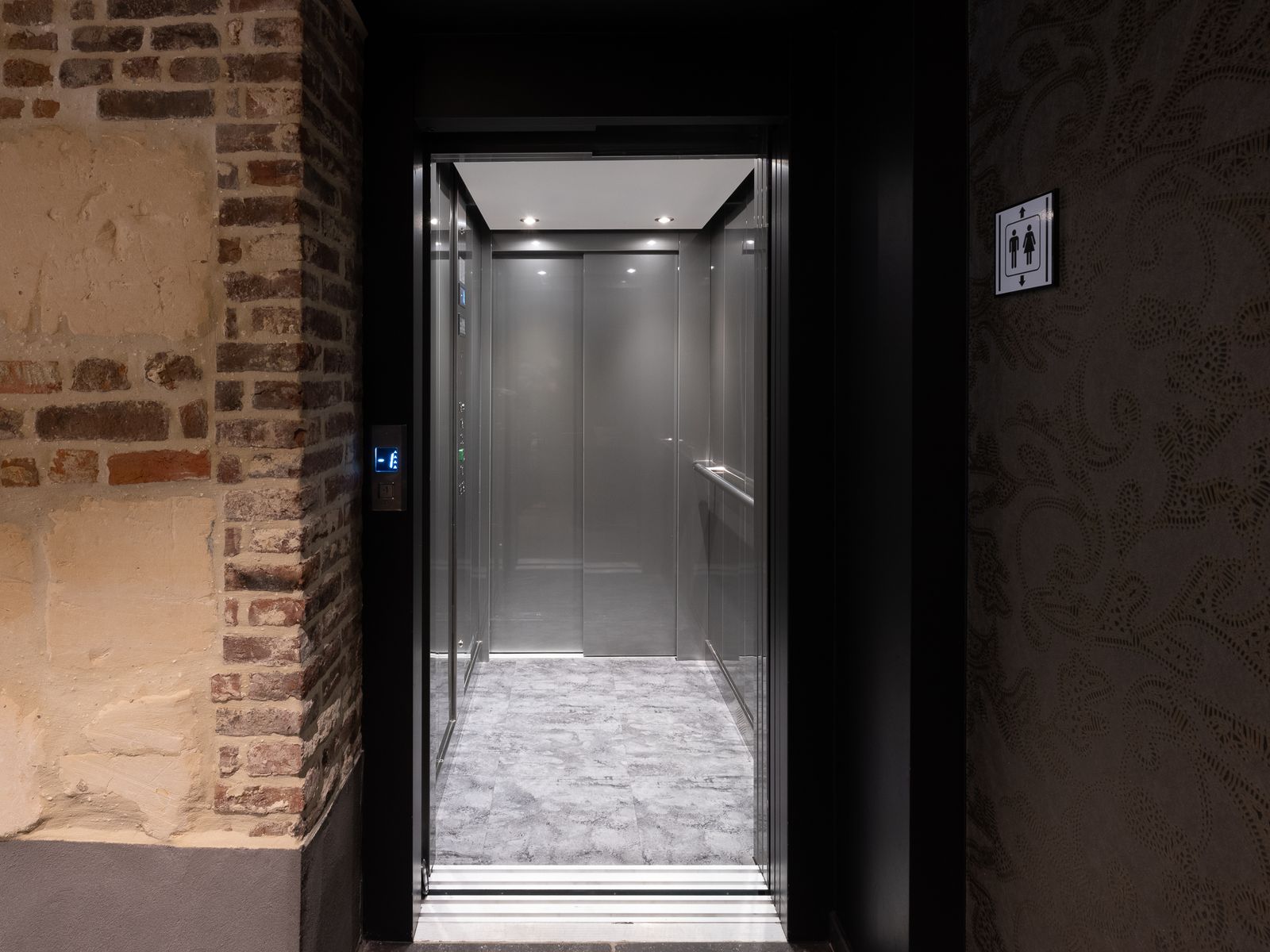 Snelle Hydraulische Lift bij Hotel de Gebroeders te Millen.