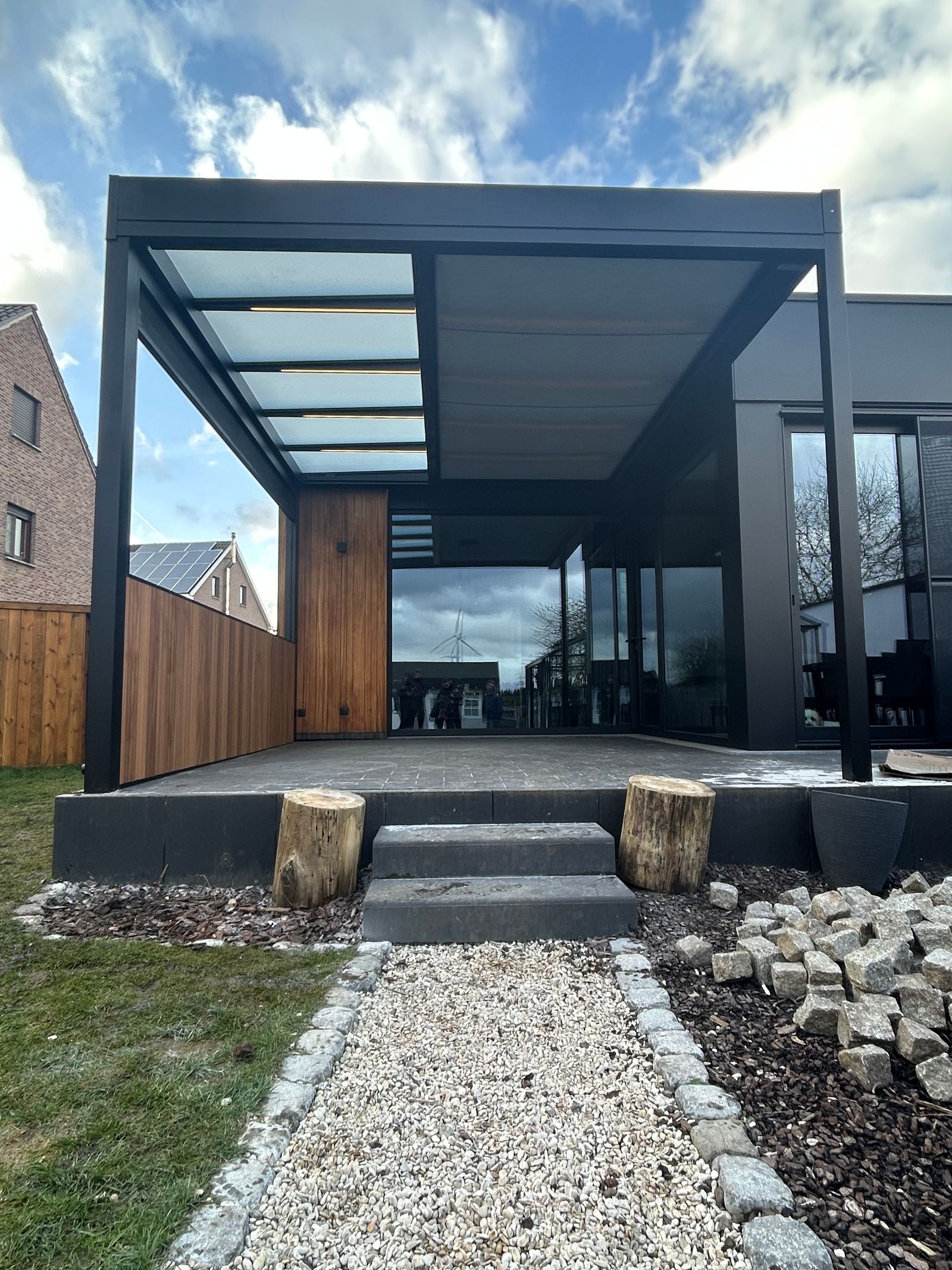 Realisatie: Terrazza Pure Max met deels vrijstaande montage, zonwering & thermowood Ayous wand