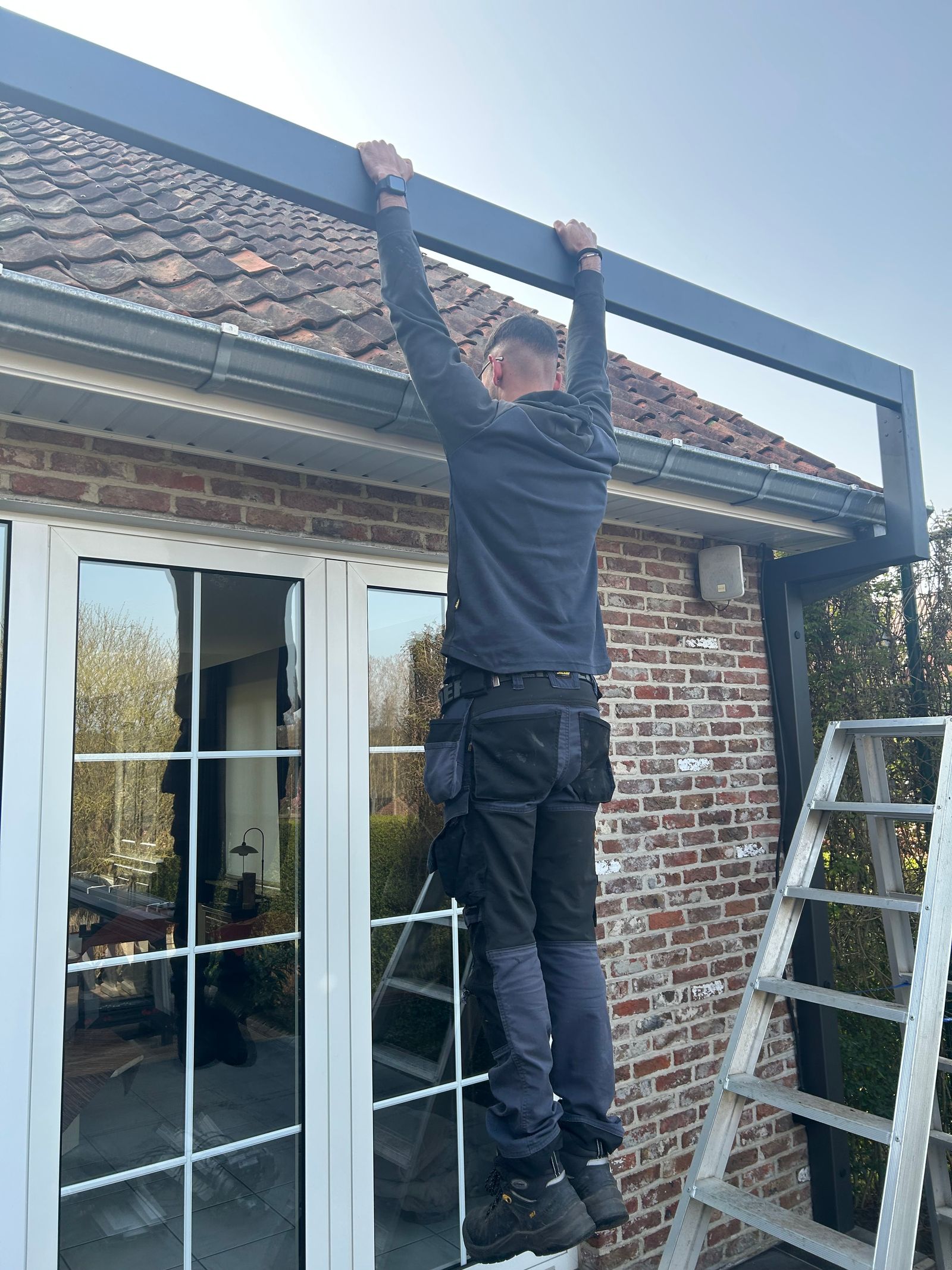 Brugconstructie in dikwandige kokers voor pergola-zonwering Atrox