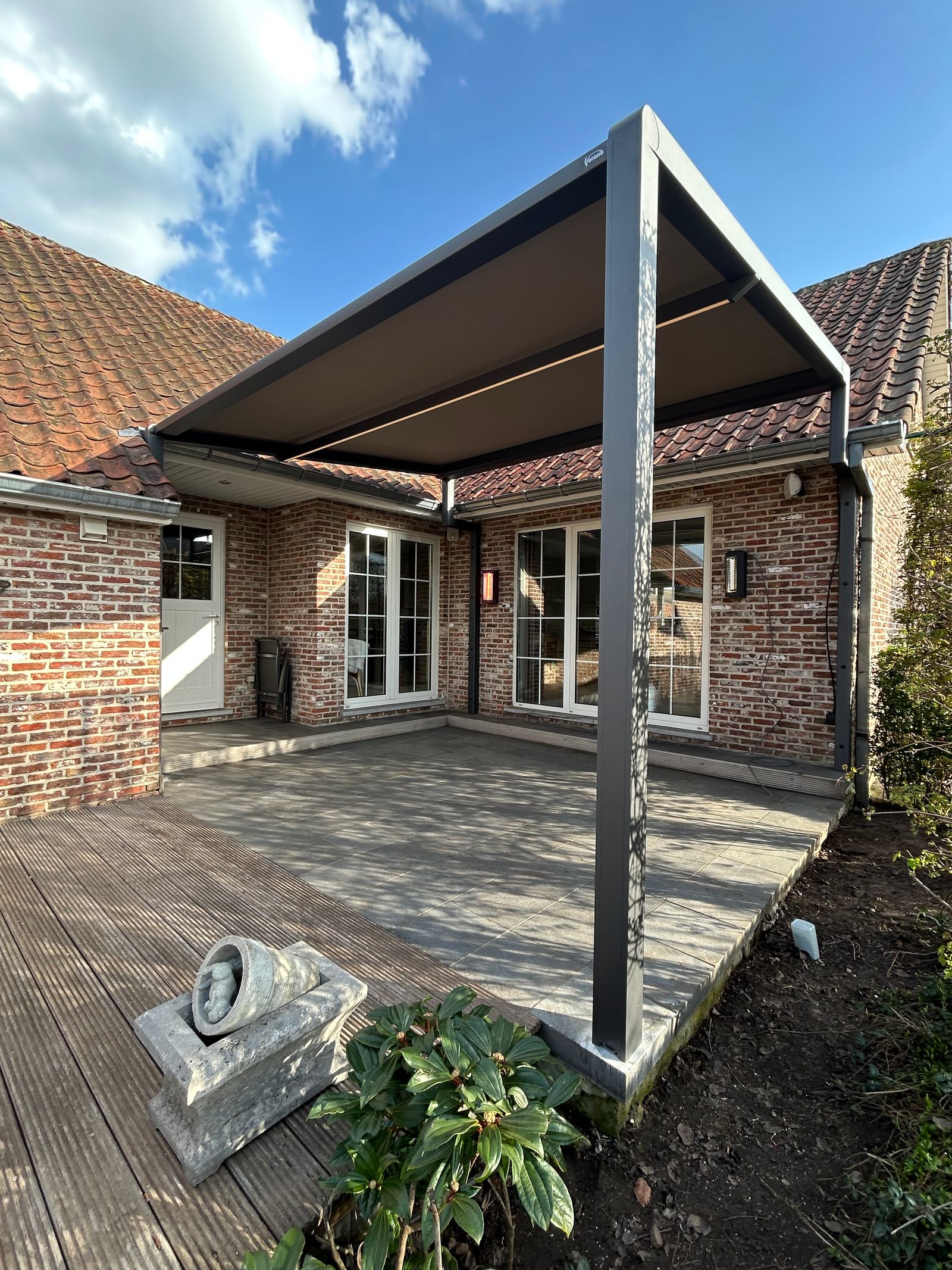 Realisatie Houthalen: Tumba pergola-zonwering op maat bij beperkte montagehoogte (450 × 388 cm)