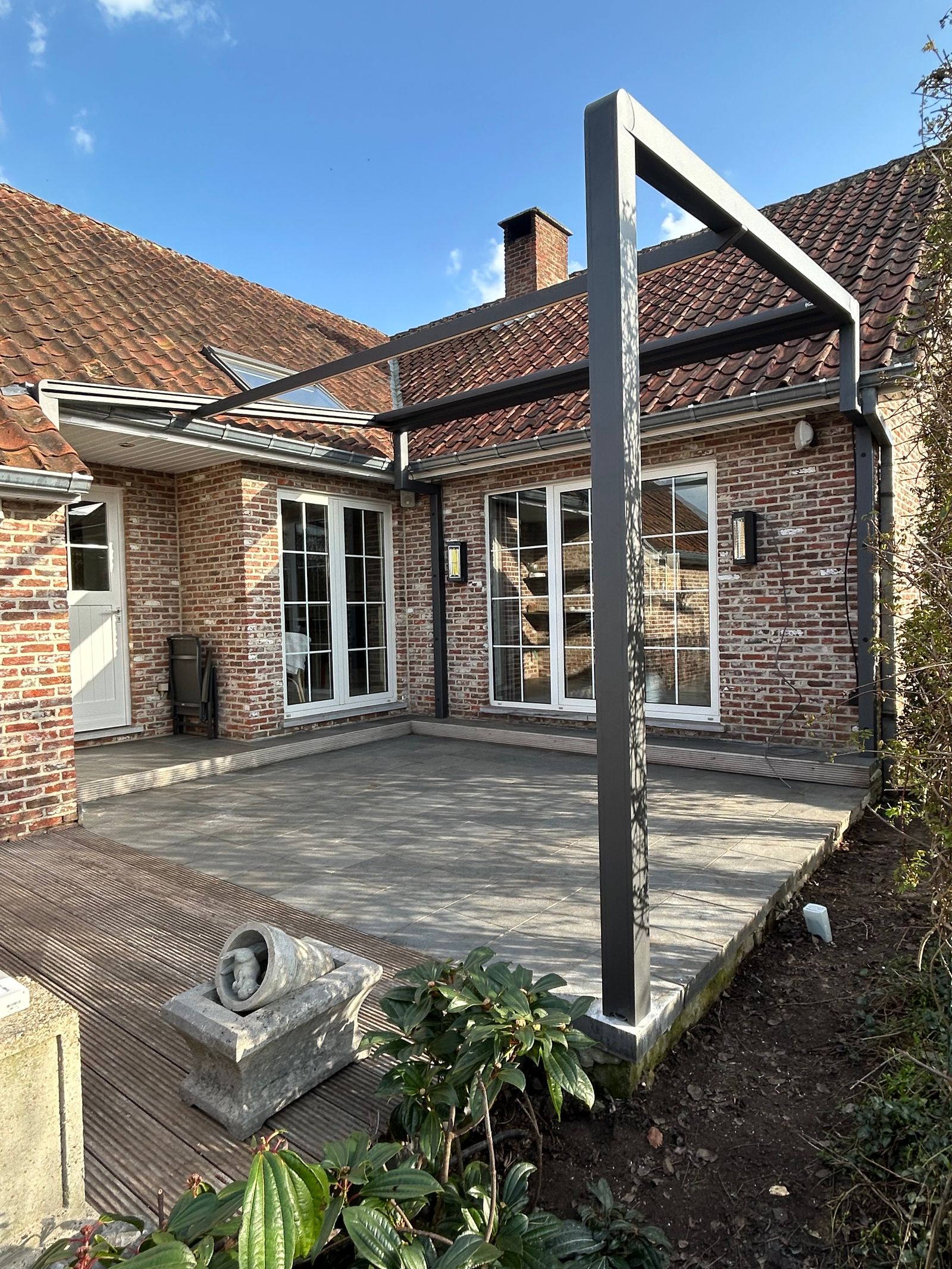 Pergola zon- en regenwerend doek op terras bij woning in Houthalen