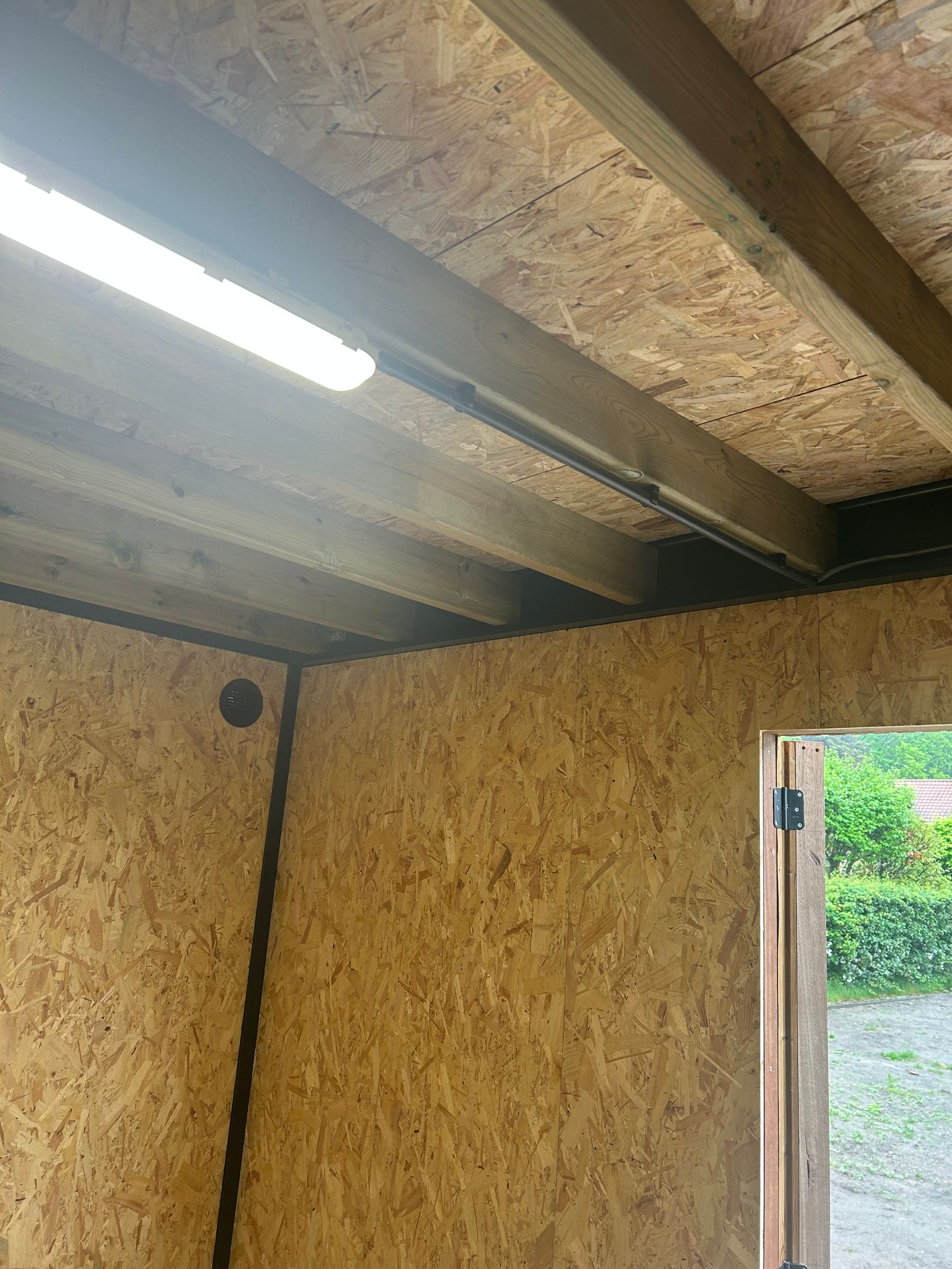 Binnenafwerking berging met OSB en een LED TL lamp