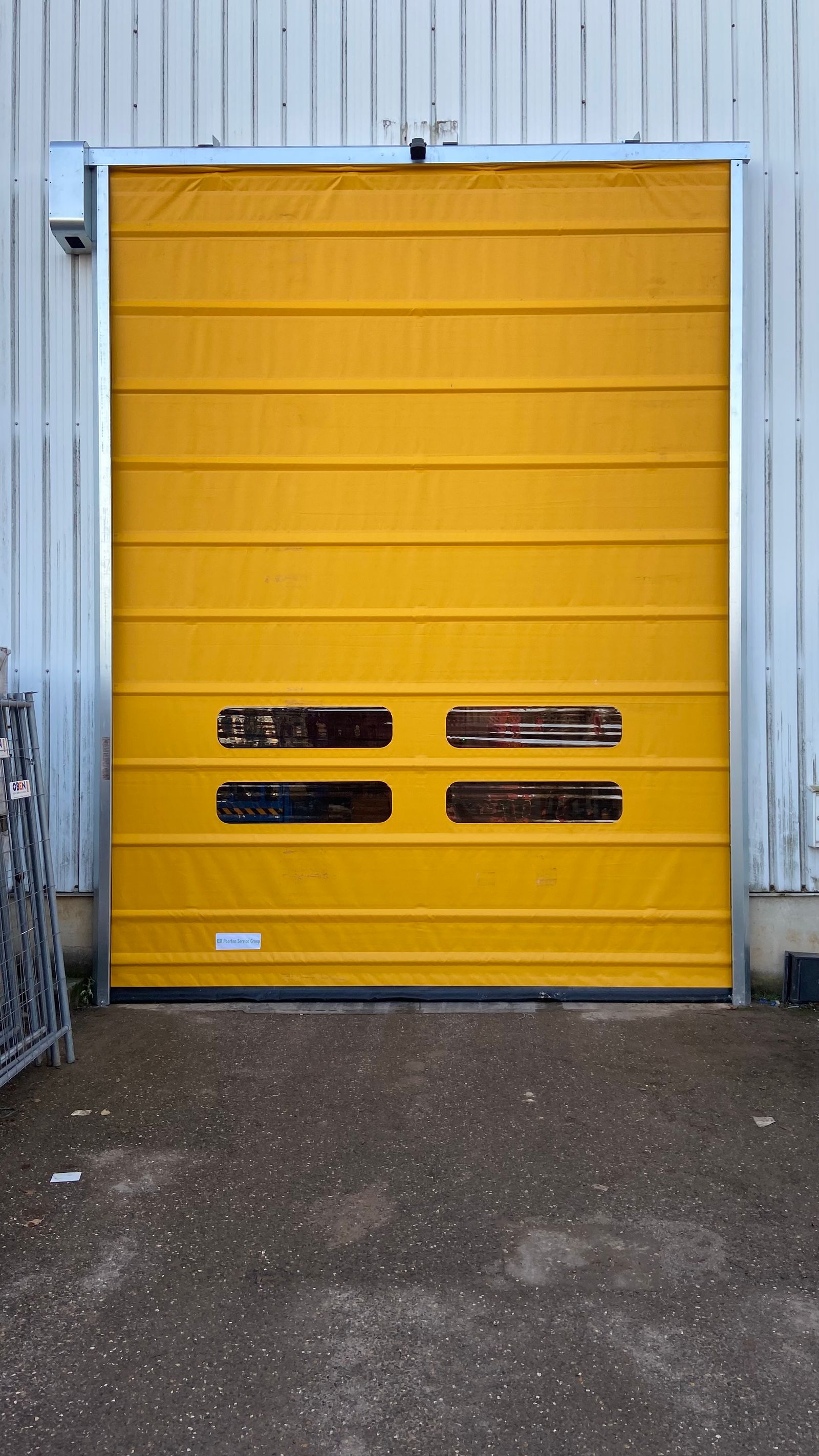 Onze Pack snelvouwpoort kan hoge windsnelheden aan.