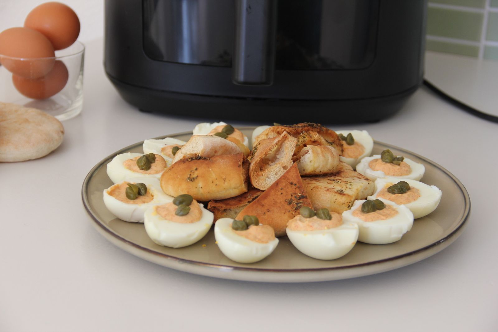 Mimosa-eitjes met krokante airfryer chips