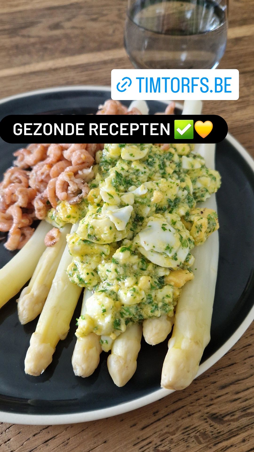 Asperges met ei en grijze garnalen 