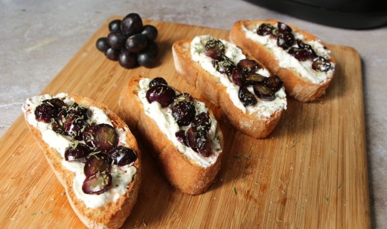 Crostini met ricotta en geroosterde druiven