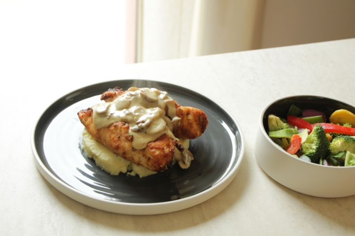 Kiprolletjes met bacon en romige paddenstoelensaus