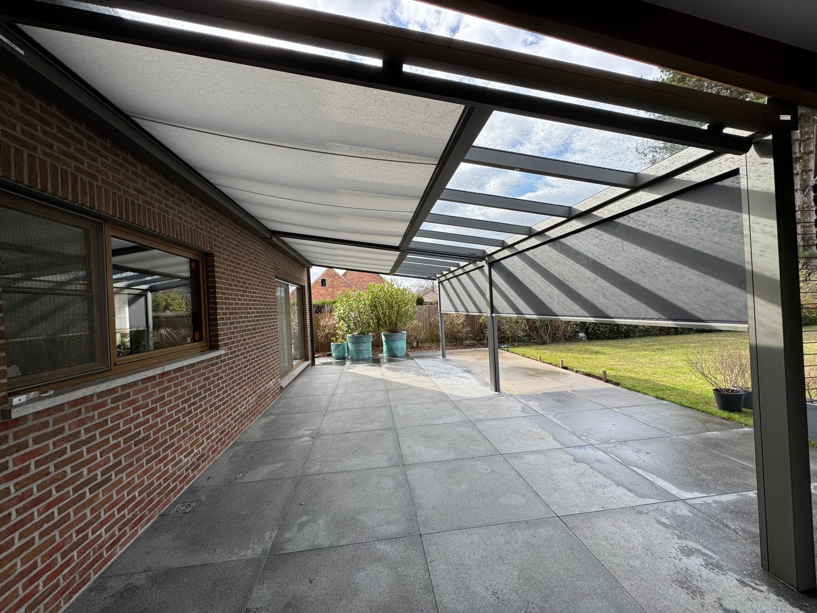 Windvaste zipscreens en strakke verandazonwering voor 365 dagen genieten 