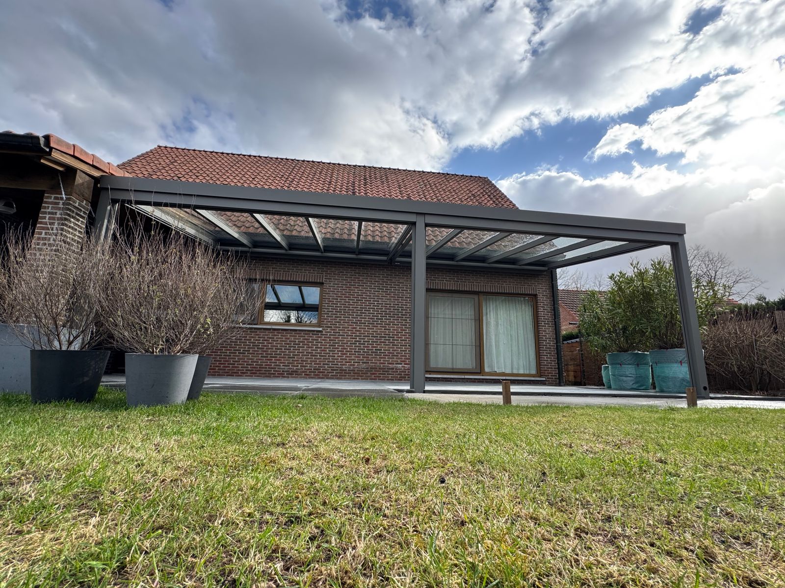 Overkapping AT in RAL 7039 met zonwering en zipscreens 