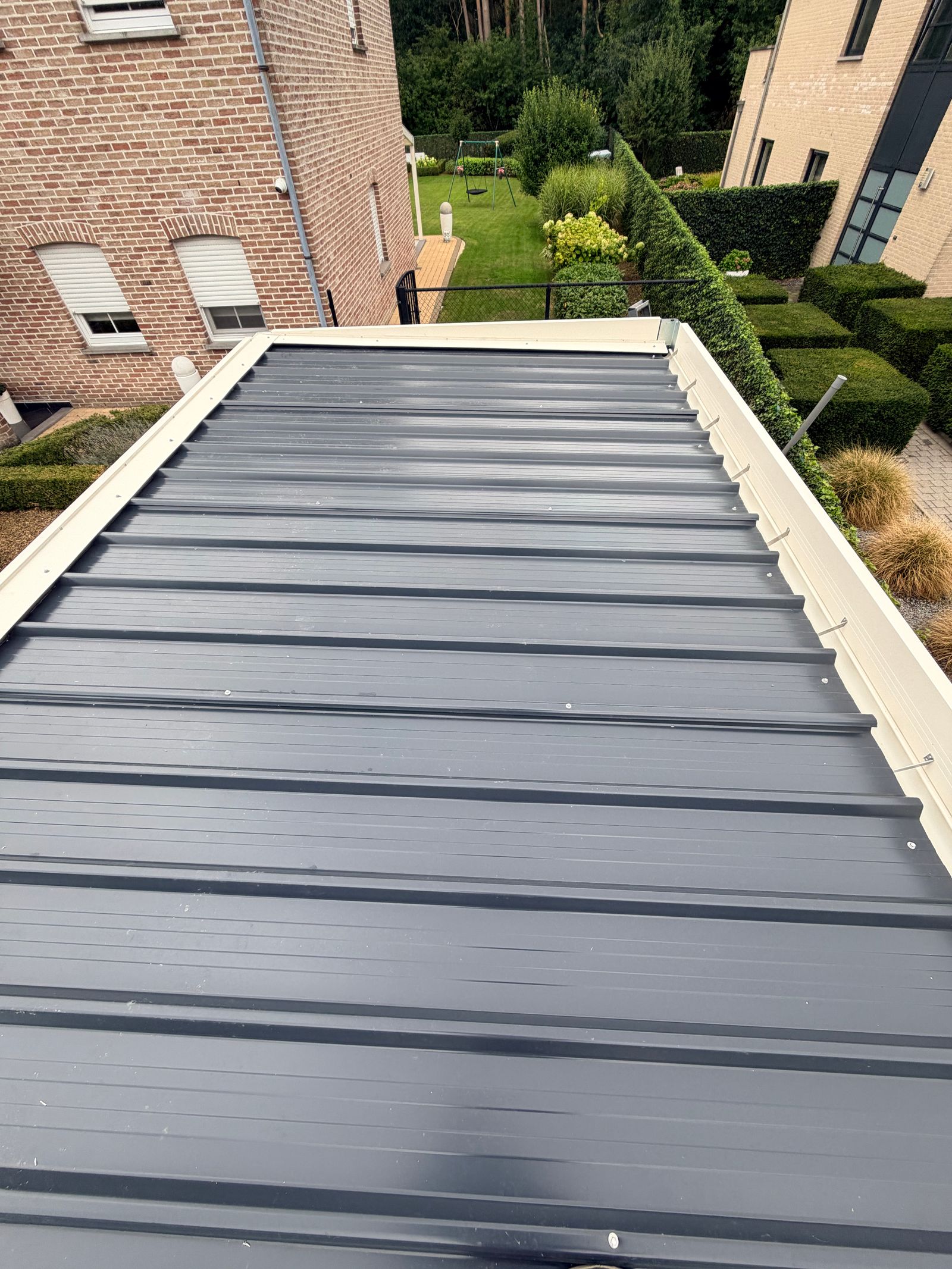 De geïsoleerde sandwishpanelen zorgen voor een duurzaam dak