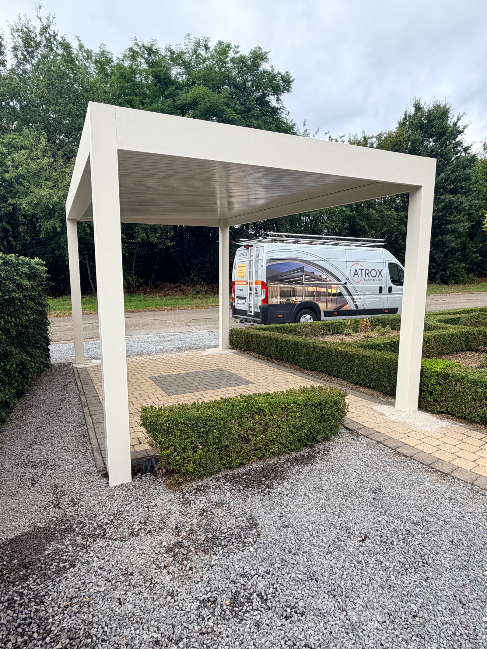 Arqos carport in RAL 9001 te Maasmechelen