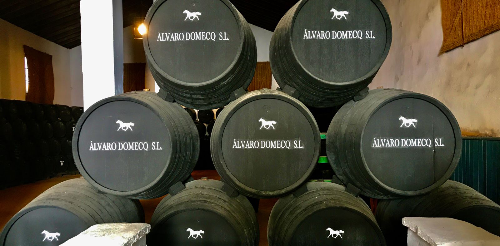 Een criadera y solera-systeem: de vaten liggen gestapeld en zijn met elkaar verbonden. Elk jaar wordt het systeem bovenaan bijgevuld met de nieuwe wijn. Een beperkte hoeveelheid rijpe sherry verlaat het systeem via de onderste vaten (solera).