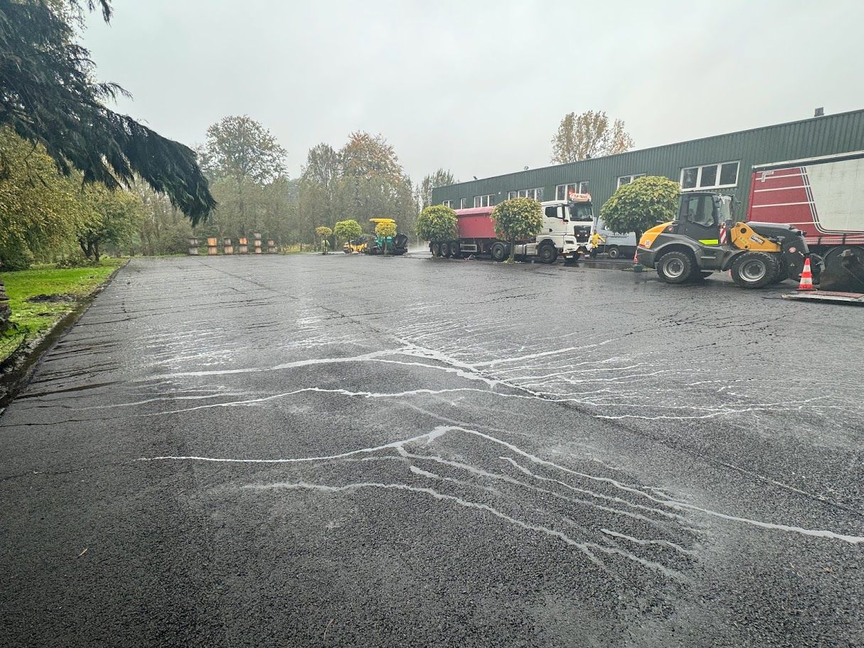 Complete handleiding voor het onderhouden van je asfalt oprit doorheen het jaar