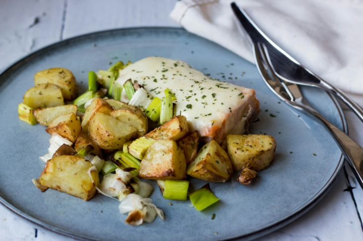 Aardappelen in schil met zalmfilet, mozzarella en prei
