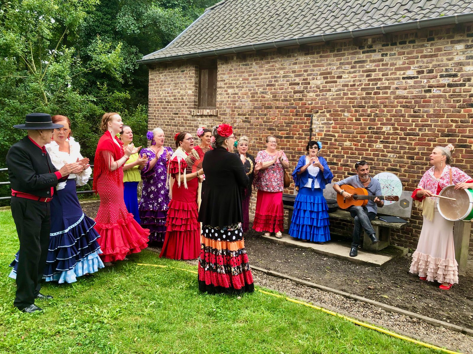 Optochtje naar het Bosbessenpleintje met een tussenstop aan de Dorpermolen voor een eerste sevillana (Foto: ©Greet De Man) — Klik op de foto voor een geluidsfragment.