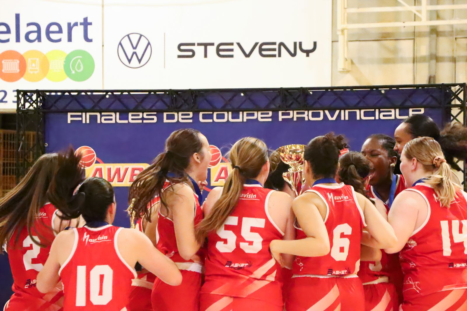 U19 Vrouwenbasketbalteam van Nivelles Triomfeert in de Brabant Cup