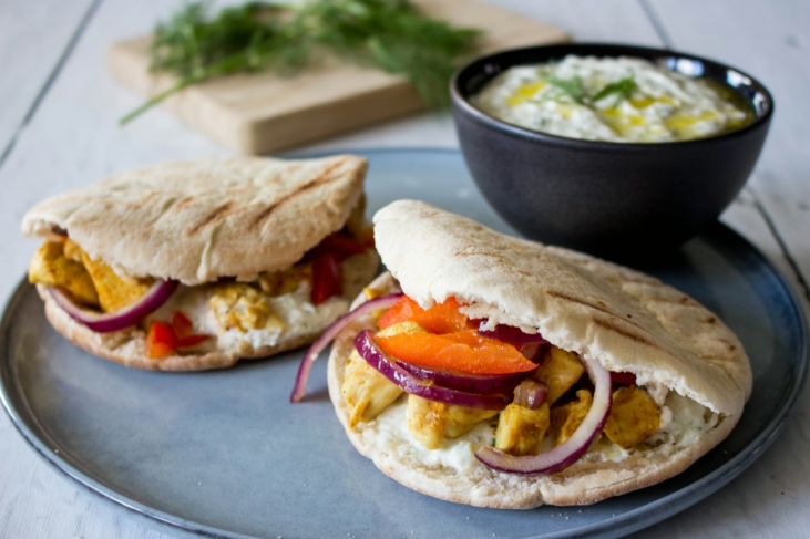 Pitabroodjes met gegrilde kip, paprika en rode ui en tzatziki