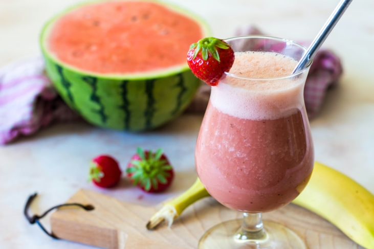 Smoothie van amandelmelk, watermeloen, aardbei en banaan