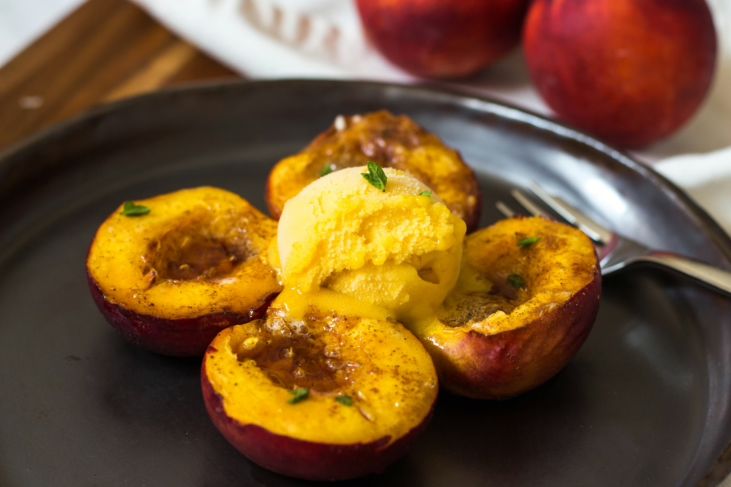 Warme nectarines met ijs en munt