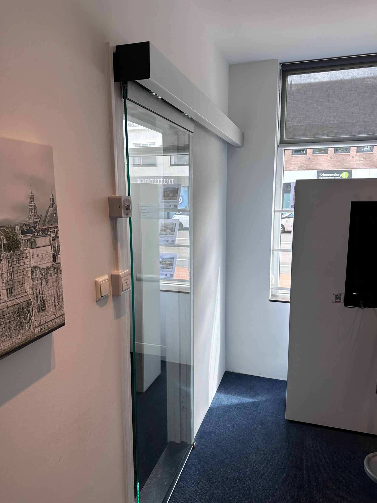 Hier hebben we de bestaande draaideur vervangen door een automatische glazen schuifwand. Hierdoor ontstaat een vlotte doorgang en wordt de beschikbare ruimte optimaal benut. Ook bij deze willen wij onze klanten bedanken voor het vertrouwen en de leuke opdrachten.