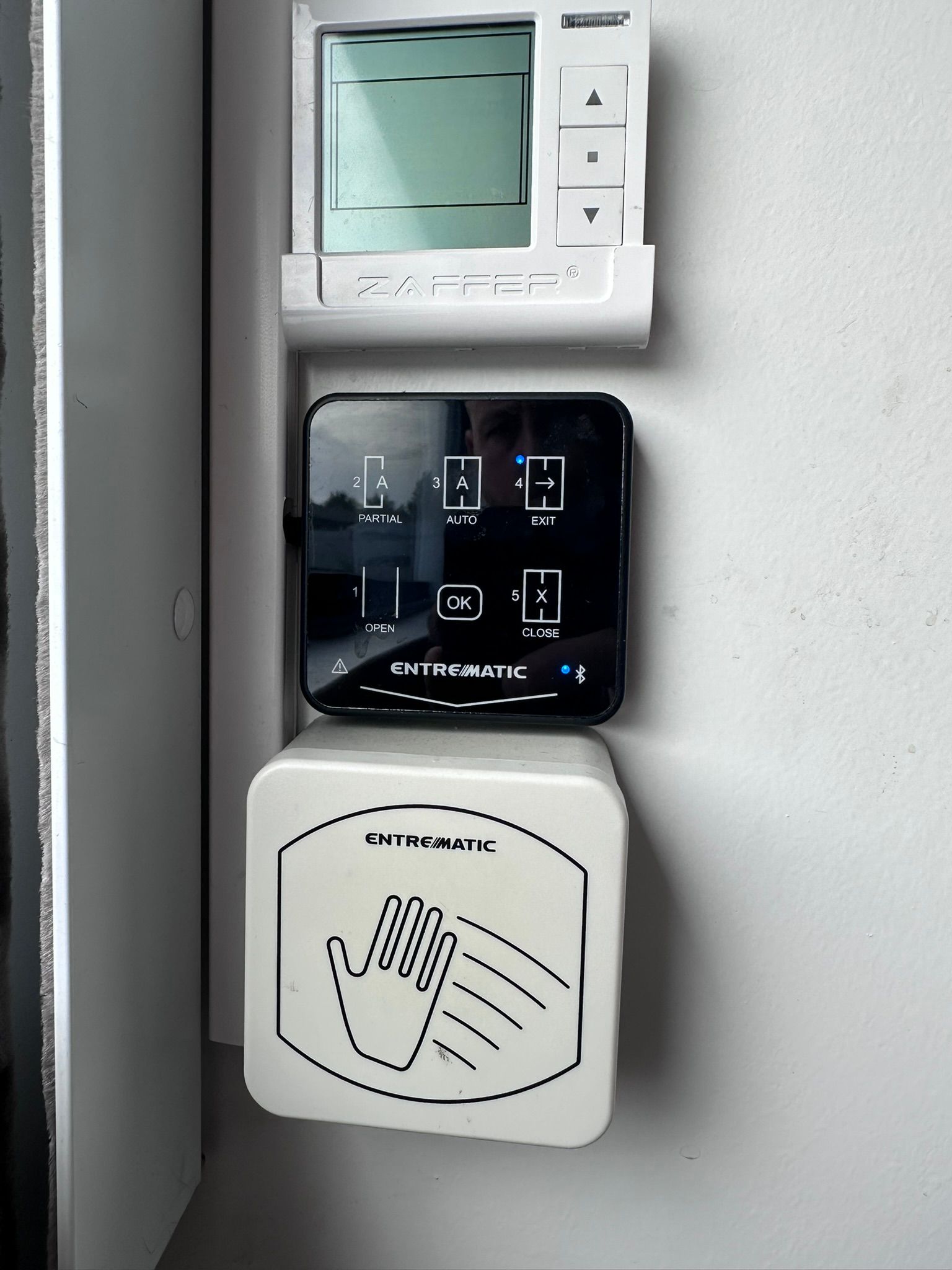 Dankzij de contactloze bediening opent de deur zonder fysieke aanraking. Ideaal wanneer u vuile handen of uw handen vol heeft: beweeg eenvoudig met een hand, arm, elleboog of ander lichaamsdeel langs de sensor en de deur opent automatisch.